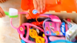 La dottoressa Bianca cura tutti! Giochi del dottore per bambini. Una mamma che gioca con i bimbi