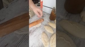Воздушный хлеб и жареные пирожки с повидлом.