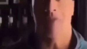 Скала Джонс обьясняет что-то на протяжении минуты и 9 секунд