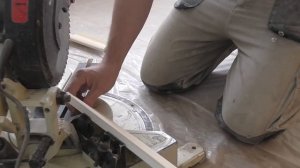 Как приклеить плинтус багет к натяжному потолку