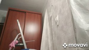 Поклейка обоев в коридоре между дверями в с/узел