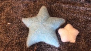 КАК СВЯЗАТЬ ПОДУШКУ-ЗВЕЗДУ И ЗВЕЗДОЧКИ НА ЕЛКУ СПИЦАМИ ВЯЖЕМ МАСТЕР-КЛАСС. УКРАСЯТ ИНТЕРЬЕР.