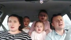 Лодка по волнам во тьме плывет,