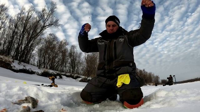 Ловля КРУПНОГО ОКУНЯ со льда на МОЛОТОК!!! МОРМЫШКА не долетает до дна! Рыбалка 2022 с гидом Иваном