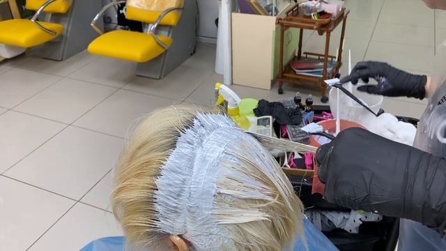 Осветление темных корней на отросшем блонде и тонирование в оттенок 10.0 светлый платиновый блон смотреть онлайн