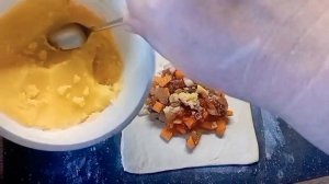 самса с тыквой и говядиной из готового слоёного теста.