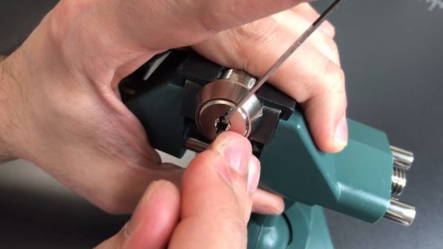 [421] Triple-Bitted 14 Wafer Cam Lock (Duo Clone) Picked смотреть онлайн