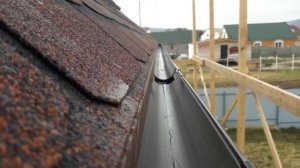 Смонтирована водосточная система Дёке люкс, проверка разуклонки водостока