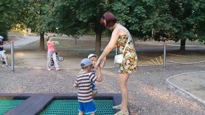 дети прыгают