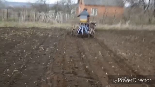 Сеем ячмень сеялкой.