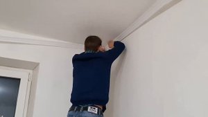 Как приклеить потолочный плинтус