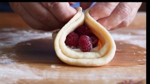 Творожные пирожки с малиной