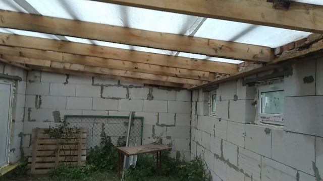 Постройка сарая для свиней своими руками на финальном этапе. Впереди внутренние работы. смотреть онлайн