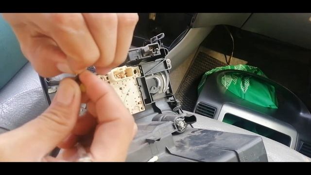 Vios Gen 1 Replacing Bulb in AC Control Panel смотреть онлайн