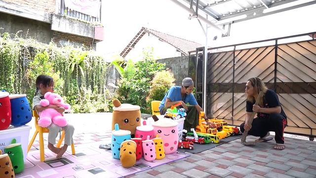 LEIKA SI RATU BONEKA VS TOMPEL RAJA MAINAN ‼️ BOBA DAN TRUCK MAINAN смотреть онлайн