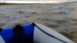 Компас 350 + меркурий 9.8 по волнам, двое в лодке