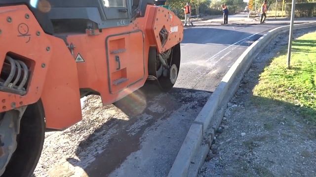 Укладка асфальтового покрытия на перекрёстке улиц К.Маркса и Бирюкова. Гвардейское. Крым ч.2 смотреть онлайн