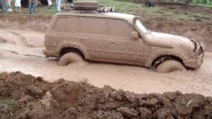 YouTube - ‪Toyota Land Cruiser 80 Series Mud Pit‬.flv