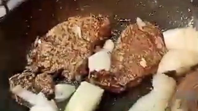 Печень с картошкой в сметане.