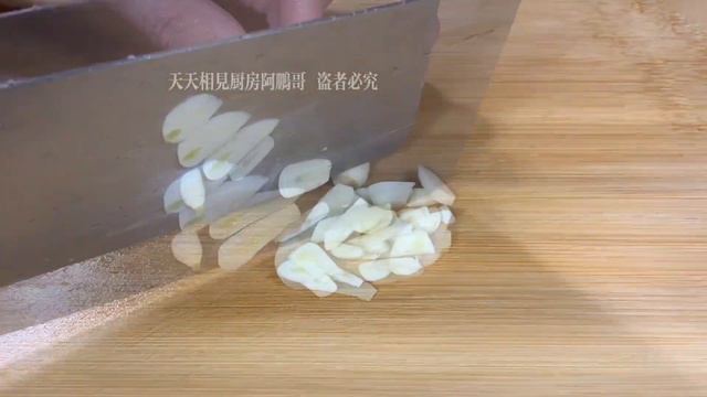 冬天要多吃草魚，教你一個懶人吃法，魚肉鮮嫩無腥味，比飯店好吃，【天天相見廚房阿鵬哥】#砂鍋草魚煲料理，#砂鍋草魚煲食譜，#砂鍋草魚煲的做法，#砂鍋草魚煲 #魚肉食譜 #鮮嫩魚肉 #美味佳餚 #草魚料
