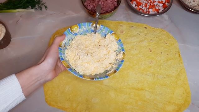 Рулет из лаваша за 15 минут. 2 начинки в 1 Рулете. Крабовые палочки и колбаса. Канал Будни на кухне