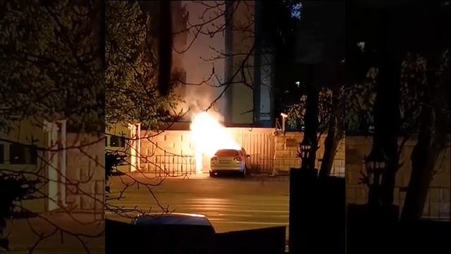В сети появилось видео последствий столкновения автомобиля с забором российского посольства в Бухаре