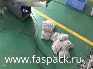 Фасовка саморезов на вертикальной упаковочной машине с вибрационным весовым дозатором.