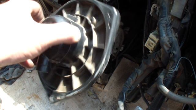 Где находится моторчик печки Nissan Vanette. смотреть онлайн