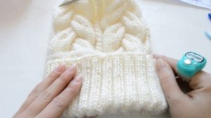 Мастер класс.Шапка спицами. Шапка с косами. Шапка  меховым помпоном. Вязание.