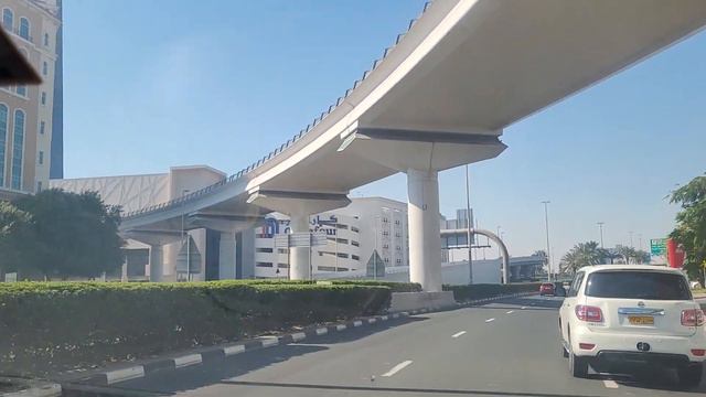 Метро Дубая - над землёй, на высоких акведуках. смотреть онлайн