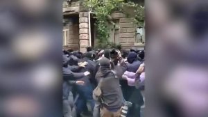 В Тбилиси начались столкновения на митинге против закона об иноагентах