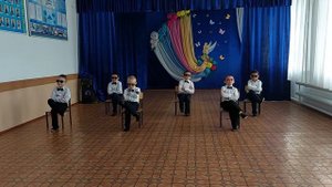 Танец на 8 Марта, учащиеся 1 класса