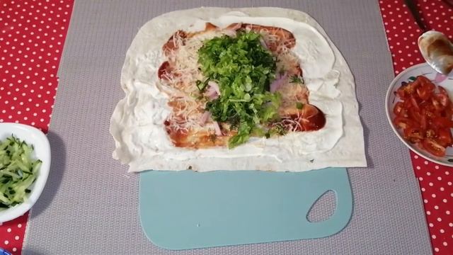 Закуска из лаваша с копченой корейкой, сыром и овощами