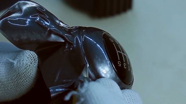 Оклейка ручки МКП пленкой Carbon 5D (карбон 5Д)