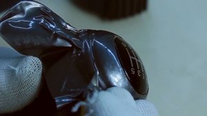 Оклейка ручки МКП пленкой Carbon 5D (карбон 5Д)