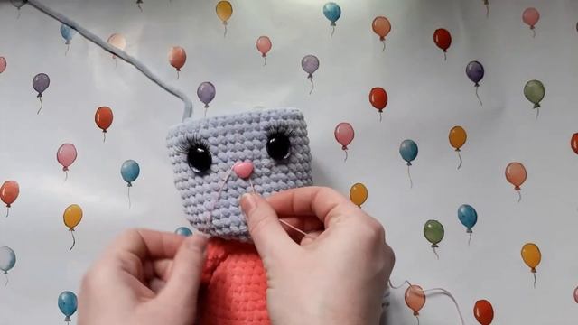 Зайка крючком из плюшевой пряжи. МК по вязанию зефирной игрушки (2часть) смотреть онлайн