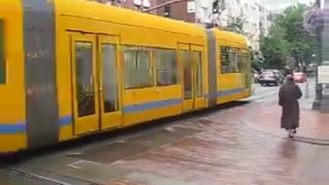 Portland MAX Red Line bound for Beaverton TC at Galleria/ SW 10th смотреть онлайн