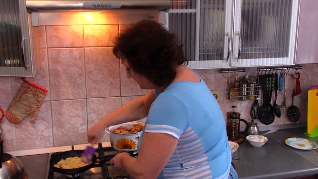 Курица в сметанном соусе,с любым гарниром очень вкусно!