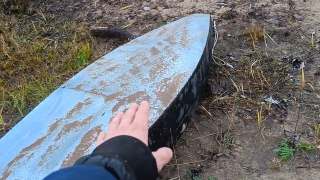Будни Олега. У реки. Заброшенные дома. Появилась старая лодка на берегу реки.