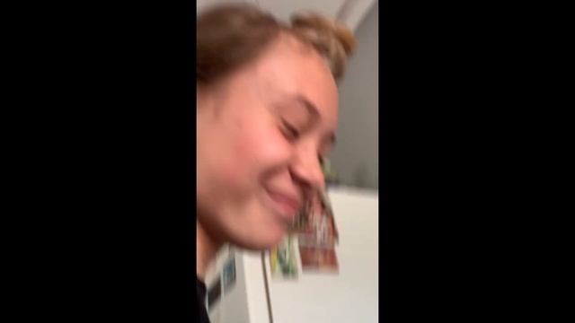 КРАШУ ВОЛОСЫ ДОМА / подруги красят мне челку дома / влог смотреть онлайн