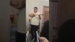 Казах наяривает на домбре советские песни.