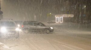 СНЕГОПАД ВЕЧЕРОМ. На ул. МАЛЫШЕВА и ПЕТРОЗАВОДСКОЙ. СЫКТЫВКАР В МАРТЕ. 09.03.2023 г. Видовой фильм.