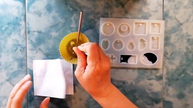 Кулоны из эпоксидной смолы с серебряной поталью. Epoxy Jewelry, DIY, IDEAS.