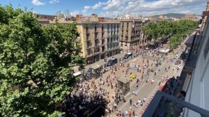 A strike in the center of Barcelona! Spanish president was in the famous theatre Liceu. 21/06/2021