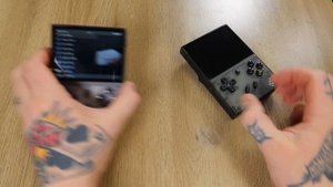 Anbernic RG35XX VS Anbernic RG35XX Plus ... Which Handheld Game Console Is Better!?