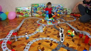 Очень большая железная дорога! Трофимка и папа собрали из Lego Duplo огромную дорогу и весело играю