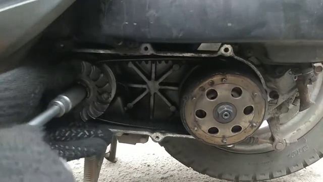 Меняем ремень вариатора на скутере Yamaha Jog 36. Часть 2. смотреть онлайн