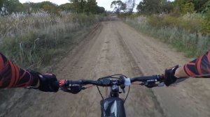 Велопокатушка грязь, пробитые колеса, потерял пол рюкзака