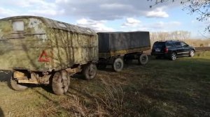 Infiniti QX56 тянет 2 военных грузовых прицепа.