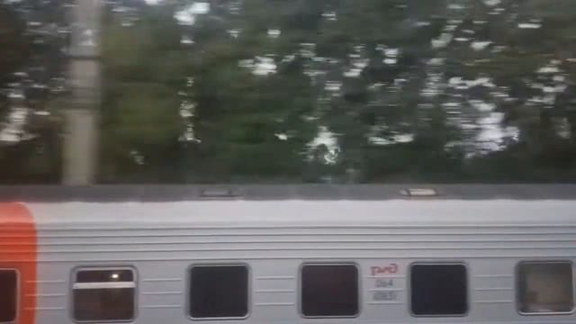 Двухэтажный  поезд Симферополь-Москва обгоняет поезд Челябинск-Москва